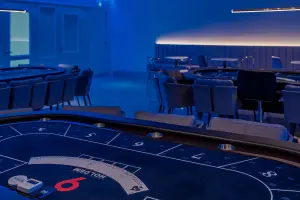 딥블루 무드의 프리미엄 홀덤 라운지